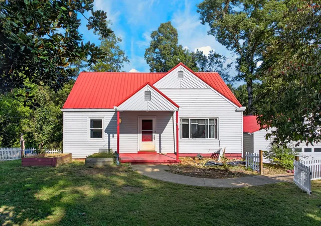 Photo 1 of Single family home for sale at 4048 Ridge Rd, Kingsport, TN 37660 | MLS# 3611886 | Listing updated on 2026-10-22