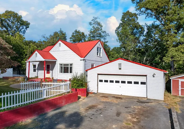 Photo 2 of Single family home for sale at 4048 Ridge Rd, Kingsport, TN 37660 | MLS# 3611886 | Listing updated on 2026-10-22
