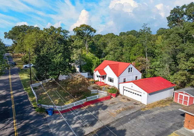 Photo 3 of Single family home for sale at 4048 Ridge Rd, Kingsport, TN 37660 | MLS# 3611886 | Listing updated on 2026-10-22
