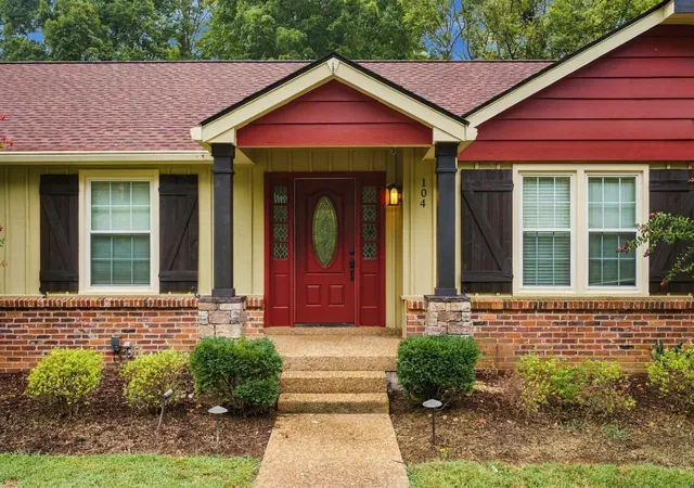 Photo 2 of Single family home for sale at 104 Trout Valley Dr, Hendersonville, TN 37075 | MLS# 3611926 | Listing updated on 2026-10-06