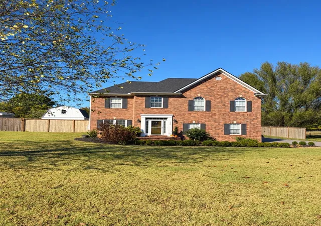 Single family home for sale at 1432 Oak Leaf Dr, Columbia, TN 38401 | MLS# 3612536