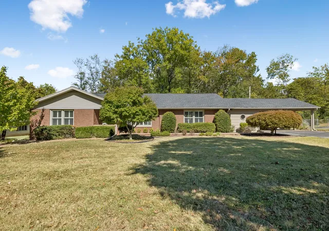 Photo 1 of Single family home for sale at 106 N Sunset Cir, Hopkinsville, KY 42240 | MLS# 3613143 | Listing updated on 2026-10-08