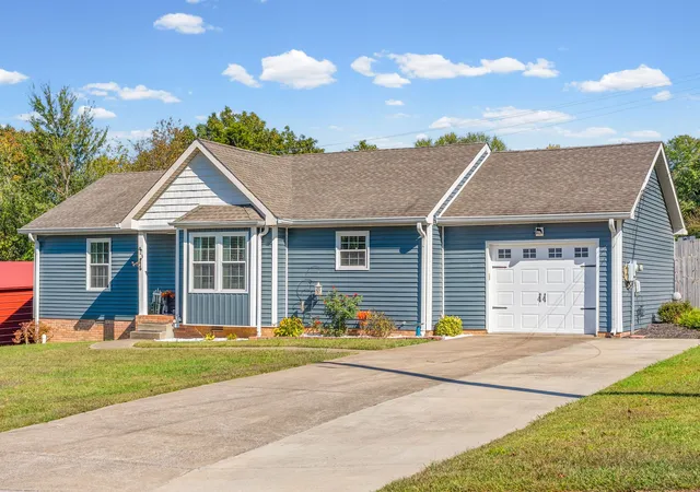 Photo 3 of Single family home for sale at 423 Kelsey Dr, Clarksville, TN 37042 | MLS# 3627272 | Listing updated on 2026-10-29