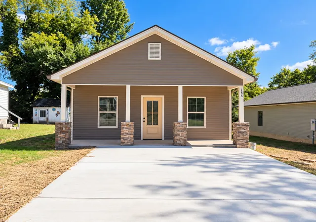 Single family home for sale at 186 College St, Dayton, TN 37321 | MLS# 3612243