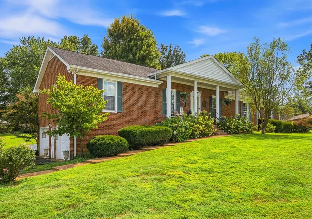 Photo 4 of Single family home for sale at 300 Stonewall Dr, Springfield, TN 37172 | MLS# 3612521 | Listing updated on 2026-10-07