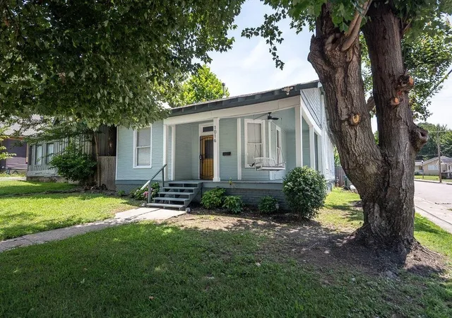 Photo 3 of Single family home for sale at 1016 S Cox St, Memphis, TN 38104 | MLS# 3612165 | Listing updated on 2026-10-06