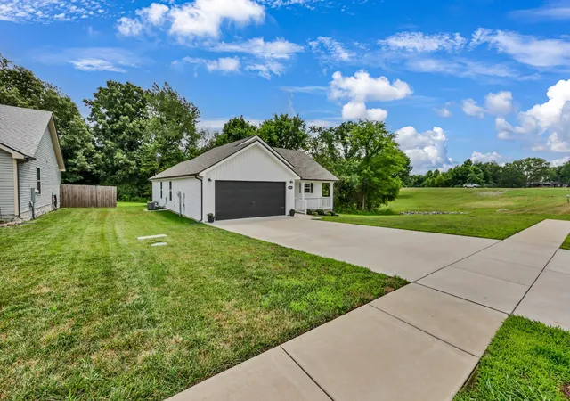 Photo 2 of Single family home for sale at 1405 Fredrick Dr, Clarksville, TN 37042 | MLS# 3618662 | Listing updated on 2026-10-09