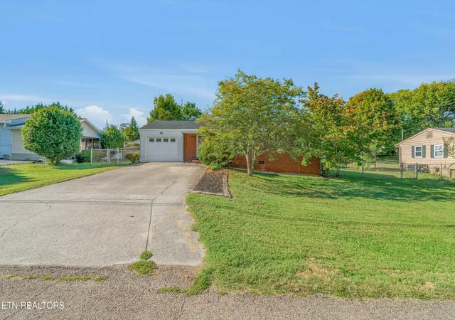 Photo 1 of Single family home for sale at 2001 Radiance Dr, Knoxville, TN 37912 | MLS# 3612205 | Listing updated on 2026-10-06