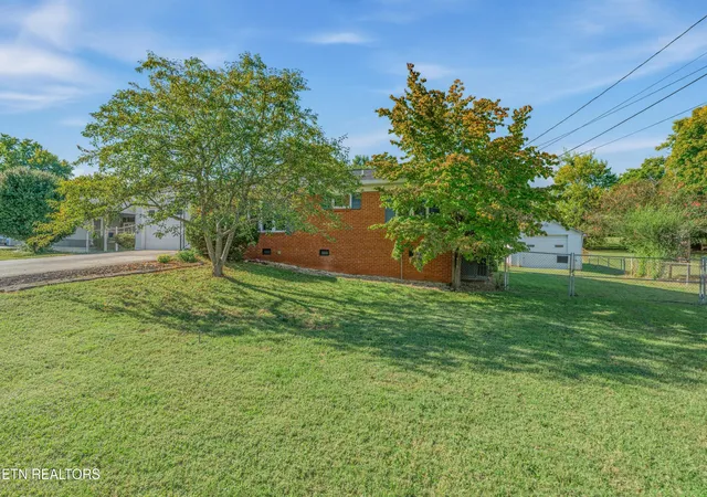 Photo 2 of Single family home for sale at 2001 Radiance Dr, Knoxville, TN 37912 | MLS# 3612205 | Listing updated on 2026-10-06