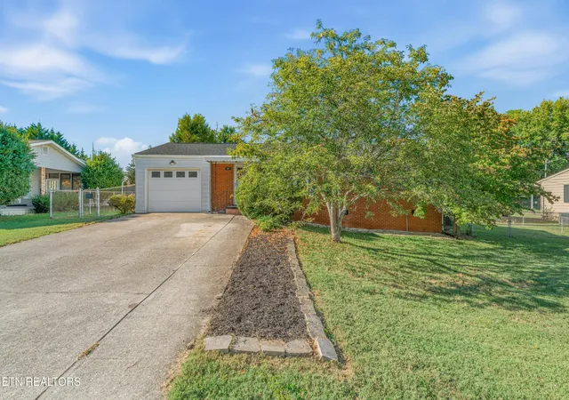 Photo 3 of Single family home for sale at 2001 Radiance Dr, Knoxville, TN 37912 | MLS# 3612205 | Listing updated on 2026-10-06