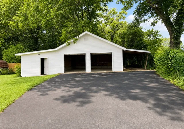 Photo 3 of Single family home for sale at 304 Morgan Ave S, Fayetteville, TN 37334 | MLS# 3612304 | Listing updated on 2026-10-06