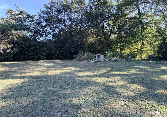 Photo 3 of Single family home for sale at 317 Woodlawn Dr, Kingston, TN 37763 | MLS# 3612401 | Listing updated on 2026-10-06