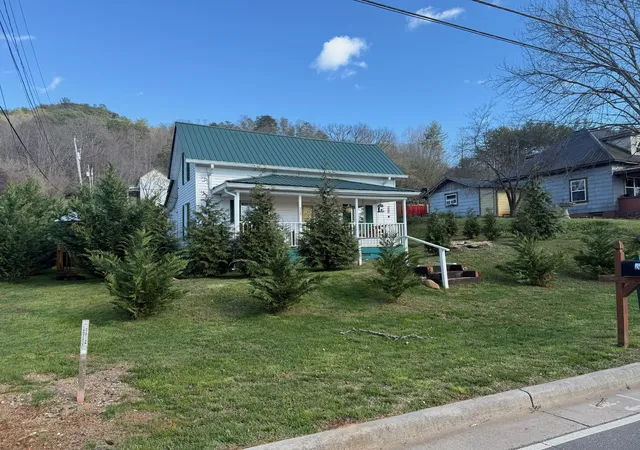 Photo 1 of Single family home for sale at 215 Bristol Ave, Andrews, NC 28901 | MLS# 3612424 | Listing updated on 2026-10-06