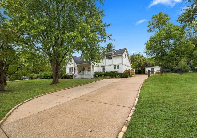 Photo 2 of Single family home for sale at 200 Leake Ave, Nashville, TN 37205 | MLS# 3612809 | Listing updated on 2026-10-09