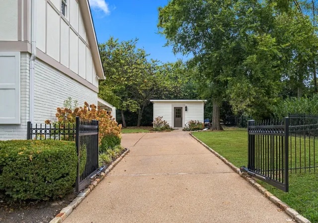 Photo 3 of Single family home for sale at 200 Leake Ave, Nashville, TN 37205 | MLS# 3612809 | Listing updated on 2026-10-09
