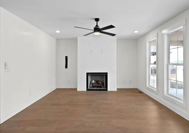 Photo 4 of Single family home for sale at 925 Bankside Dr, Clarksville, TN 37043 | MLS# 3615142 | Listing updated on 2026-10-09
