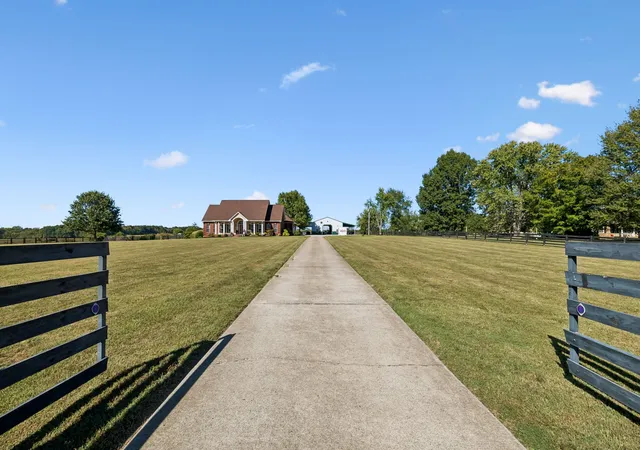 Photo 3 of Single family home for sale at 4582 N Old Hwy 41, Springfield, TN 37172 | MLS# 3615309 | Listing updated on 2026-10-28