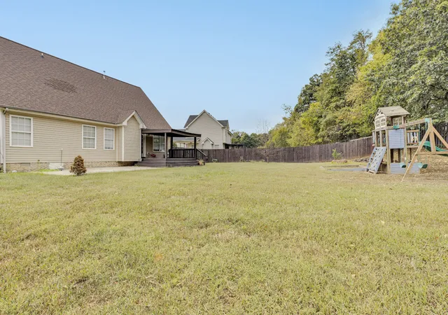 Photo 3 of Single family home for sale at 1622 Autumn Dr, Clarksville, TN 37042 | MLS# 3612889 | Listing updated on 2026-10-27