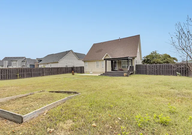 Photo 4 of Single family home for sale at 1622 Autumn Dr, Clarksville, TN 37042 | MLS# 3612889 | Listing updated on 2026-10-27