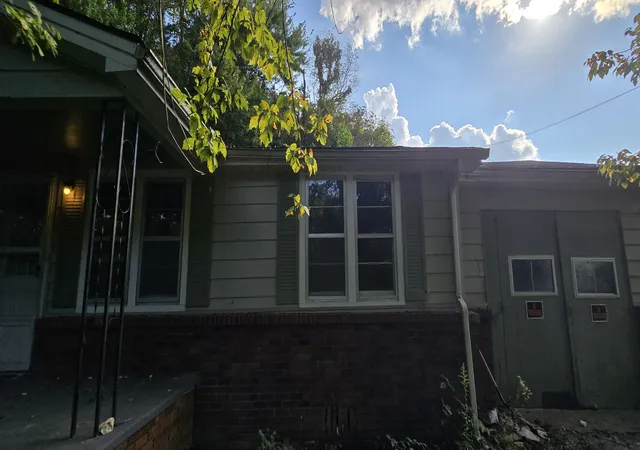 Photo 2 of Single family home for sale at 1372 Old Kentucky Rd, Tazewell, TN 37879 | MLS# 3612627 | Listing updated on 2026-10-07