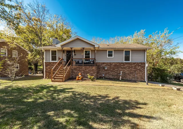 Single family home for sale at 121 Overlook Dr, Hendersonville, TN 37075 | MLS# 3615387