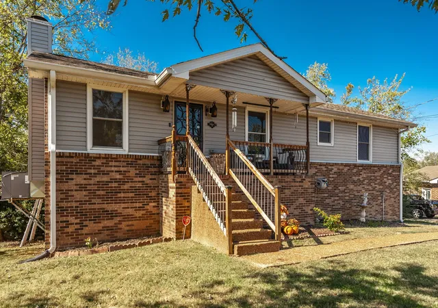 Photo 2 of Single family home for sale at 121 Overlook Dr, Hendersonville, TN 37075 | MLS# 3615387 | Listing updated on 2026-10-30