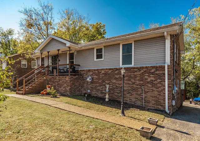 Photo 3 of Single family home for sale at 121 Overlook Dr, Hendersonville, TN 37075 | MLS# 3615387 | Listing updated on 2026-10-30