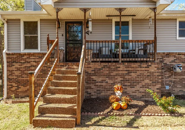 Photo 4 of Single family home for sale at 121 Overlook Dr, Hendersonville, TN 37075 | MLS# 3615387 | Listing updated on 2026-10-30