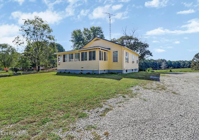 Photo 1 of Single family home for sale at 1661 Deer Lodge Hwy, Deer Lodge, TN 37726 | MLS# 3612814 | Listing updated on 2026-10-08