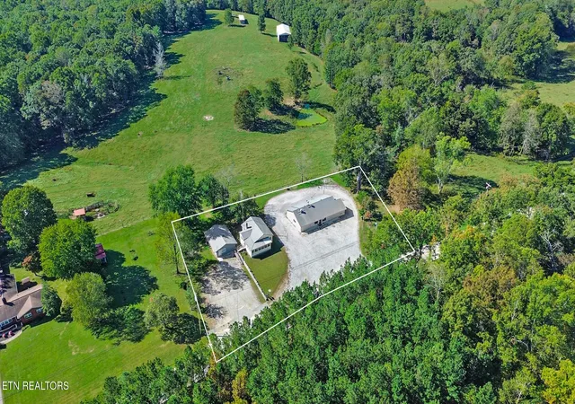 Photo 3 of Single family home for sale at 1661 Deer Lodge Hwy, Deer Lodge, TN 37726 | MLS# 3612814 | Listing updated on 2026-10-08
