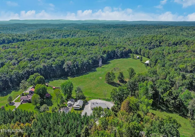 Photo 4 of Single family home for sale at 1661 Deer Lodge Hwy, Deer Lodge, TN 37726 | MLS# 3612814 | Listing updated on 2026-10-08