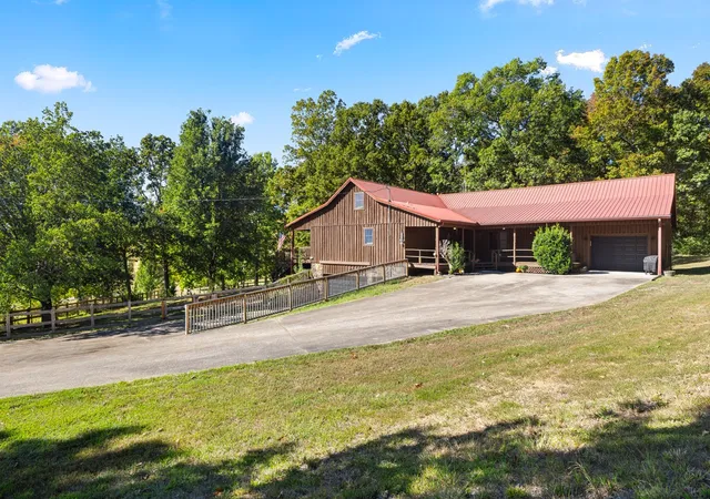 Photo 3 of Single family home for sale at 3880 Witty Ln, Hopkinsville, KY 42240 | MLS# 3613073 | Listing updated on 2026-10-07
