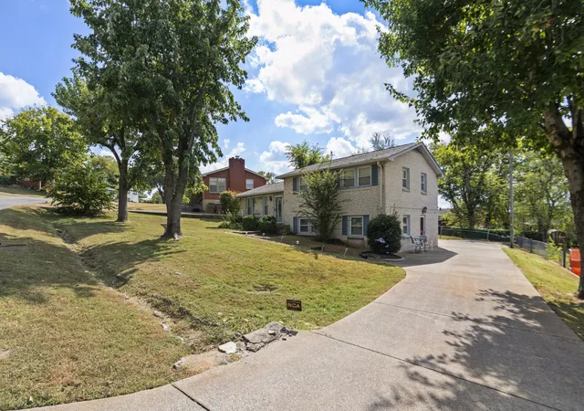 Photo 3 of Single family home for sale at 607 Comet Dr, Nashville, TN 37209 | MLS# 3615082 | Listing updated on 2026-10-08
