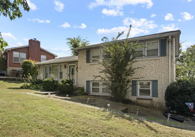 Photo 4 of Single family home for sale at 607 Comet Dr, Nashville, TN 37209 | MLS# 3615082 | Listing updated on 2026-10-08