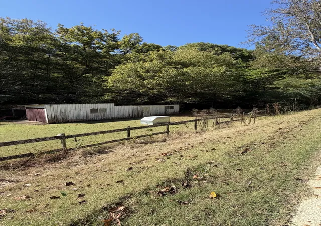 Photo 2 of Single family home for sale at 933 Weakley Crk Rd, Lawrenceburg, TN 38464 | MLS# 3613023 | Listing updated on 2026-10-07