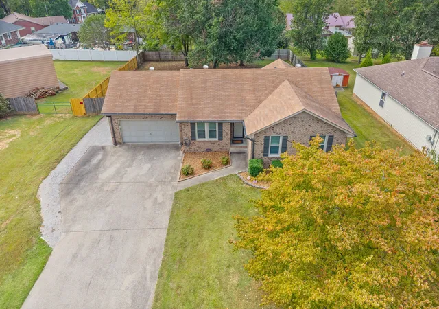 Photo 1 of Single family home for sale at 1404 S Shadowlawn Ct, Clarksville, TN 37040 | MLS# 3621944 | Listing updated on 2026-10-26