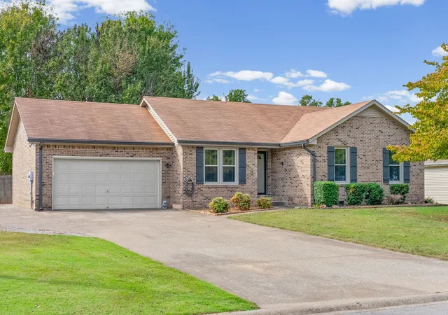 Photo 2 of Single family home for sale at 1404 S Shadowlawn Ct, Clarksville, TN 37040 | MLS# 3621944 | Listing updated on 2026-10-26