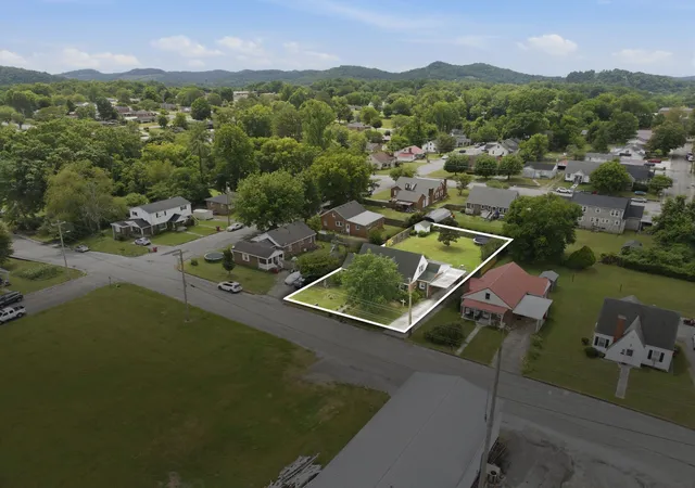 Photo 3 of Single family home for sale at 518 Jefferson Ave E, Carthage, TN 37030 | MLS# 3613042 | Listing updated on 2026-10-07
