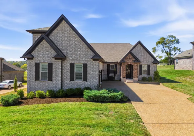 Photo 3 of Single family home for sale at 971 Luxborough Dr, Hendersonville, TN 37075 | MLS# 3618711 | Listing updated on 2026-10-09