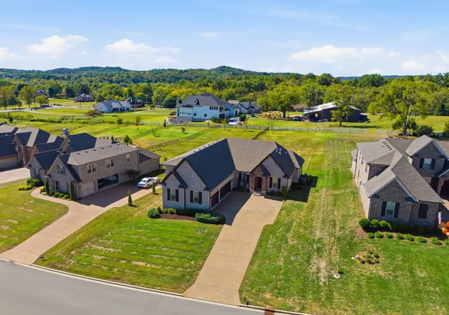Photo 4 of Single family home for sale at 971 Luxborough Dr, Hendersonville, TN 37075 | MLS# 3618711 | Listing updated on 2026-10-09