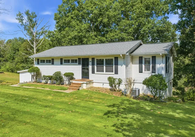 Photo 3 of Single family home for sale at 251 Mabry St, Camden, TN 38320 | MLS# 3613145 | Listing updated on 2026-10-07
