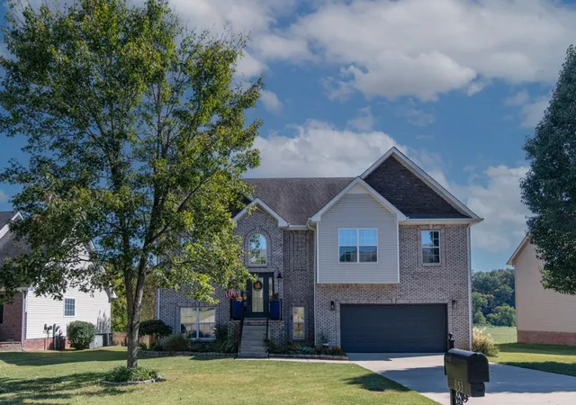 Photo 2 of Single family home for sale at 853 E Accipiter Cir, Clarksville, TN 37043 | MLS# 3615401 | Listing updated on 2026-10-20