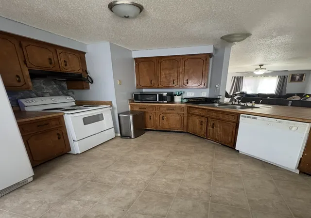 Photo 3 of Single family home for sale at 214 Sherwood Hills Dr, Clarksville, TN 37042 | MLS# 3613201 | Listing updated on 2026-10-07