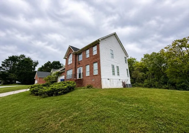 Photo 4 of Single family home for sale at 8866 Brucewood Ln, Knoxville, TN 37923 | MLS# 3620112 | Listing updated on 2026-10-26