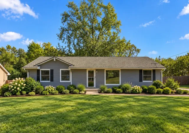 Single family home for sale at 106 Cedarcrest Dr, Hendersonville, TN 37075 | MLS# 3618852