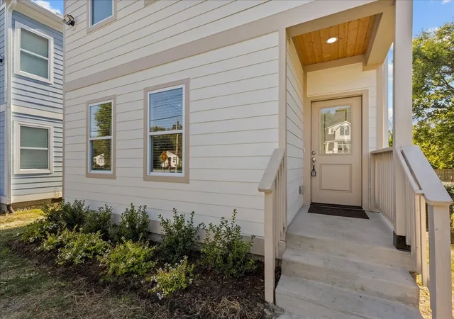 Photo 2 of Single family home for sale at 1711 14th Avenue N, Nashville, TN 37208 | MLS# 3613290 | Listing updated on 2026-10-23