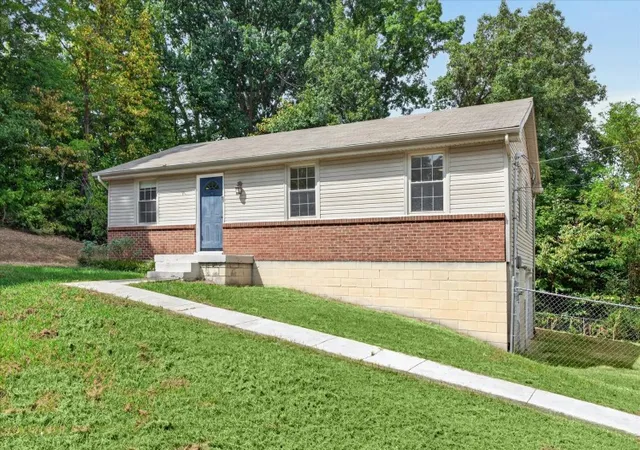 Photo 3 of Single family home for sale at 1425 Richmond Pl, Clarksville, TN 37040 | MLS# 3621466 | Listing updated on 2026-10-23