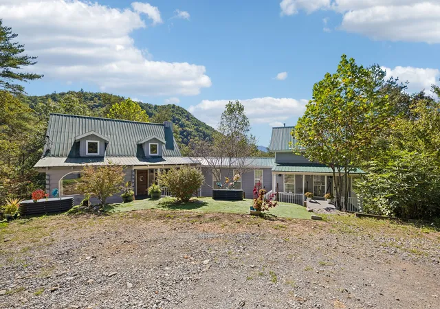 Photo 1 of Single family home for sale at 1243 Carrs Crk Rd, Townsend, TN 37882 | MLS# 3615039 | Listing updated on 2026-10-08