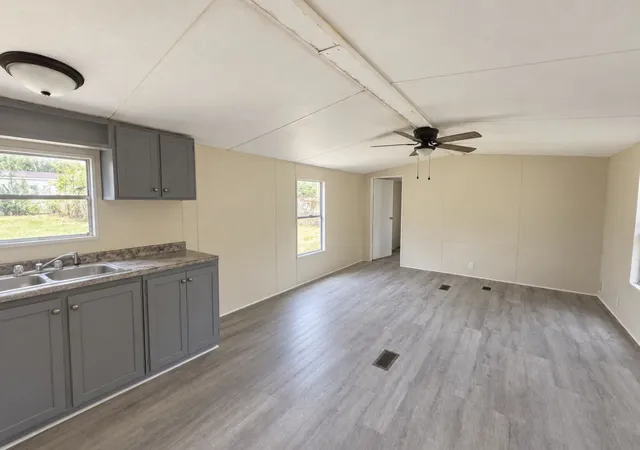 Photo 3 of Manufactured home for sale at 441 Crawford Cir, Sparta, TN 38583 | MLS# 3615229 | Listing updated on 2026-10-08