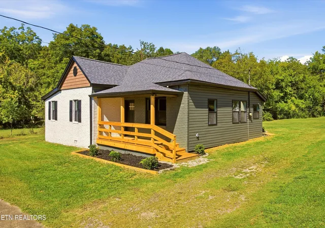 Photo 1 of Single family home for sale at 1100 8th Street, Etowah, TN 37331 | MLS# 3614568 | Listing updated on 2026-10-08